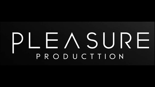 Madrasta Gostosa faz visita noturna e ensina a fazer sexo .